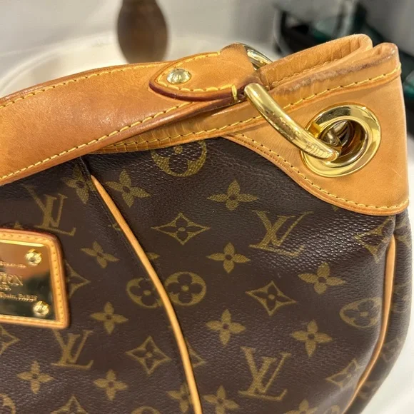 Luis Vuitton Monogram Canvas Galliera PM Shoulder Bag - Picture 11 of 12